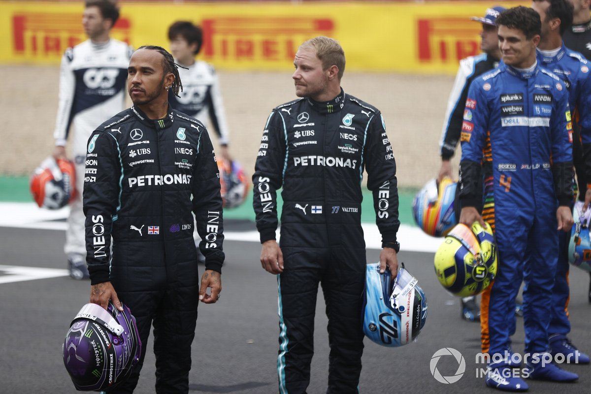 Pierre Gasly, AlphaTauri, Lewis Hamilton, Mercedes, Yuki Tsunoda, AlphaTauri, Valtteri Bottas, Mercedes, Fernando Alonso, Alpine F1, Lando Norris, McLaren y Daniel Ricciardo, McLaren en el evento de lanzamiento del coche de Fórmula 1 de 2022 en la parrilla de Silverstone