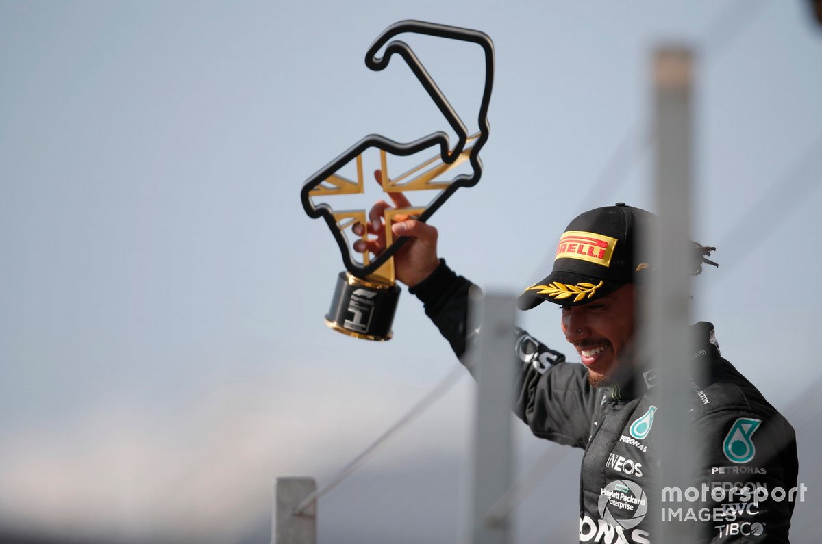 Lewis Hamilton, Mercedes, primo classificato, solleva il trofeo