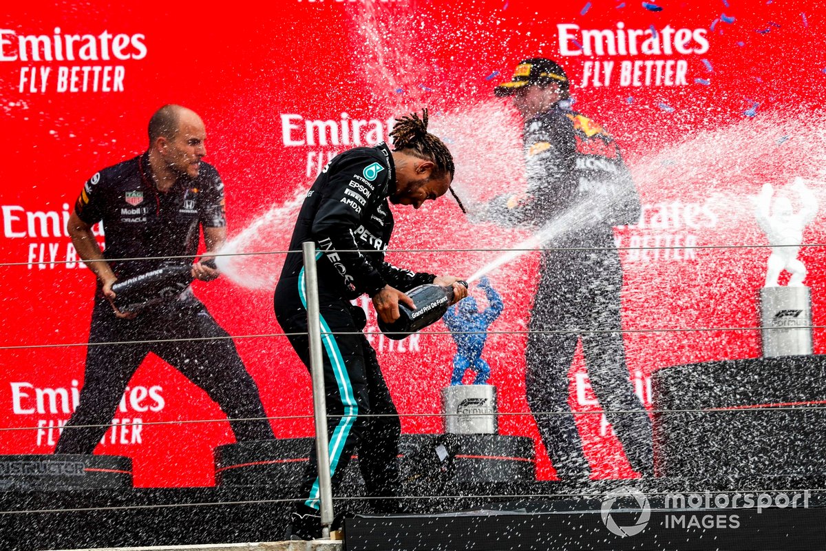Podio: Gianpiero Lambiase, Ingeniero de carreras de Red Bull Racing, ganador de la carrera Max Verstappen, Red Bull Racing, segundo lugar Lewis Hamilton, Mercedes