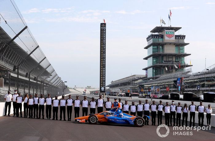 Scott Dixon, Chip Ganassi Racing Honda celebra la obtención del premio NTT P1 y la pole position con el personal de ingeniería de Honda