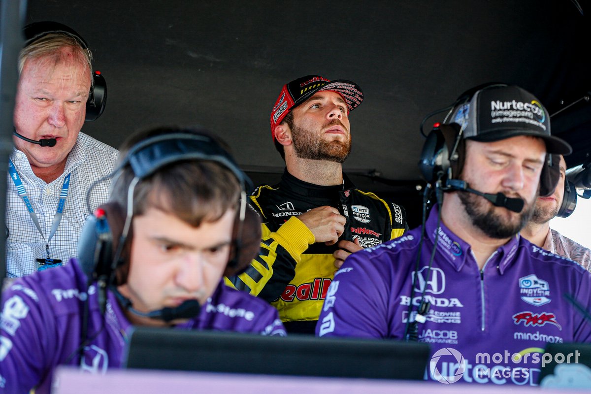 Ed Jones, Dale Coyne Racing with Vasser Sullivan Honda en el Romain Grosjean, Dale Coyne Racing with RWR Honda pit box