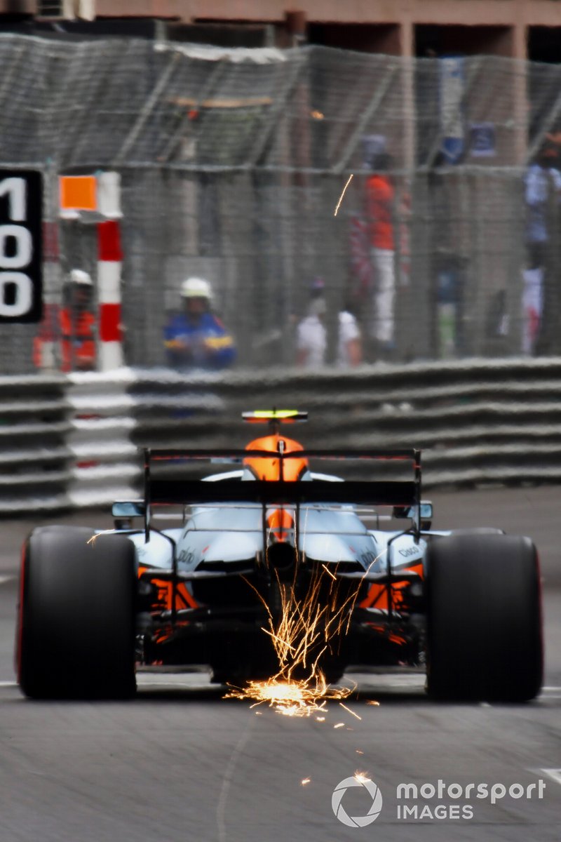 scintille dall'auto di Daniel Ricciardo, McLaren MCL35M