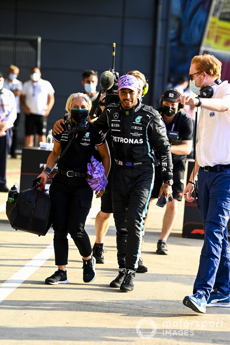 Ganador de la primera posición para la carrera Sprint Lewis Hamilton, Mercedes con Angela Cullen, Physio