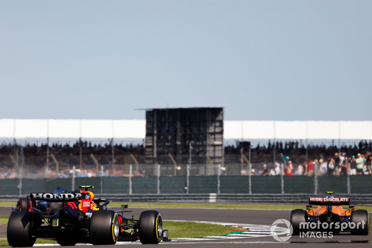 Lando Norris, McLaren MCL35M, Sergio Perez, Red Bull Racing RB16B