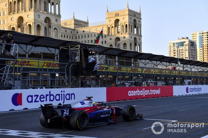 Bent Viscaal, Trident, pasa la bandera a cuadros