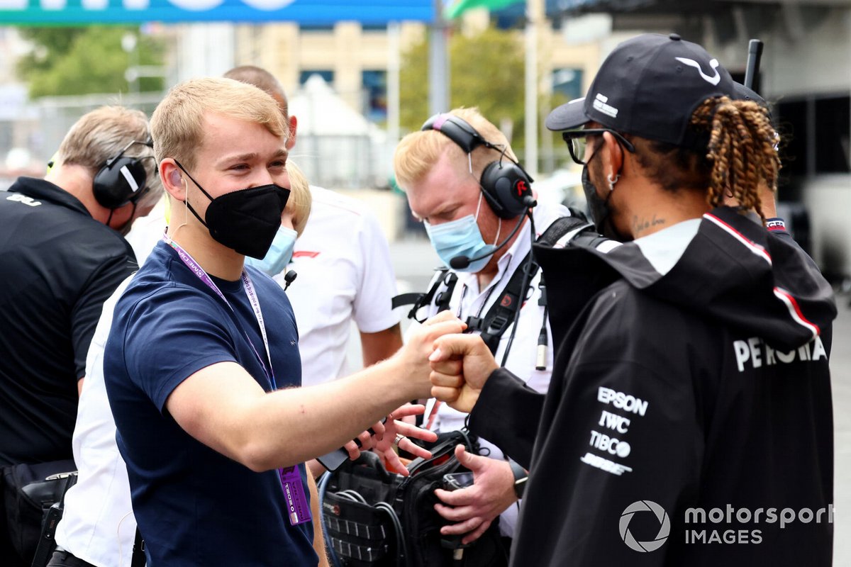 Billy Monger, presentatore televisivo, con Lewis Hamilton, Mercedes
