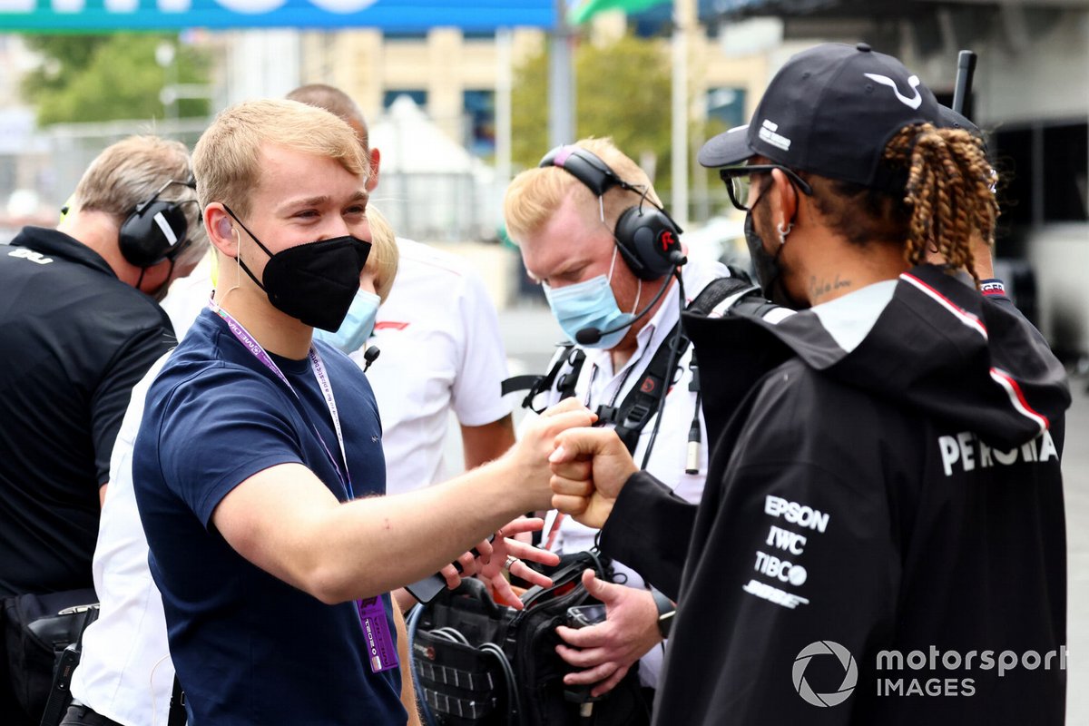 Billy Monger, presentador de televisión, con Lewis Hamilton, Mercedes