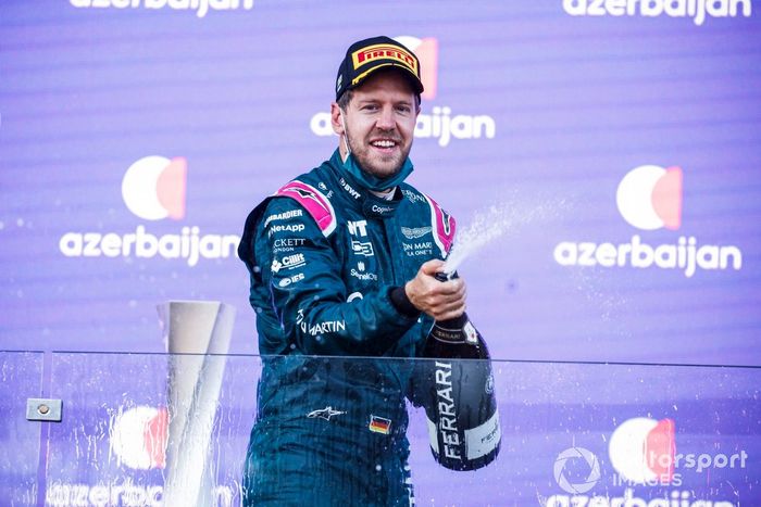 Podio: segundo lugar Sebastian Vettel, Aston Martin