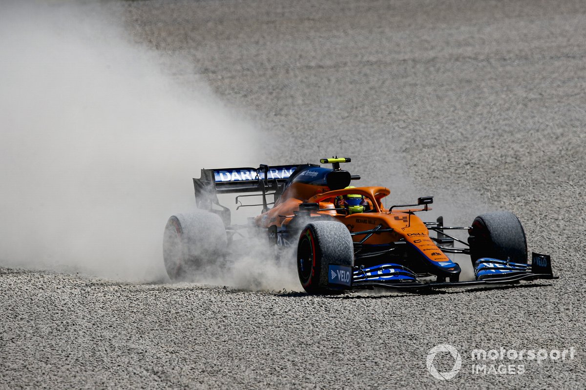 Lando Norris, McLaren MCL35M, sobre la grava