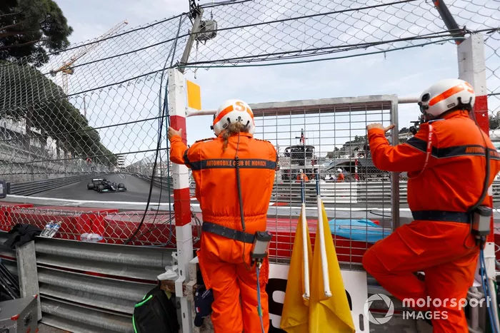 Oficiales de pista ven a Lewis Hamilton, Mercedes W12, pasar