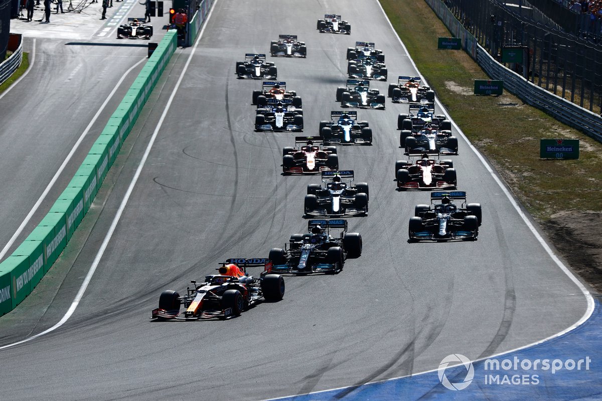 Arrancada: Max Verstappen, Red Bull Racing RB16B, Lewis Hamilton, Mercedes W12, Valtteri Bottas, Mercedes W12, Pierre Gasly, AlphaTauri AT02, Charles Leclerc, Ferrari SF21