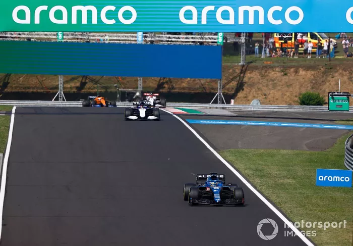 Fernando Alonso, Alpine A521, George Russell, Williams FW43B