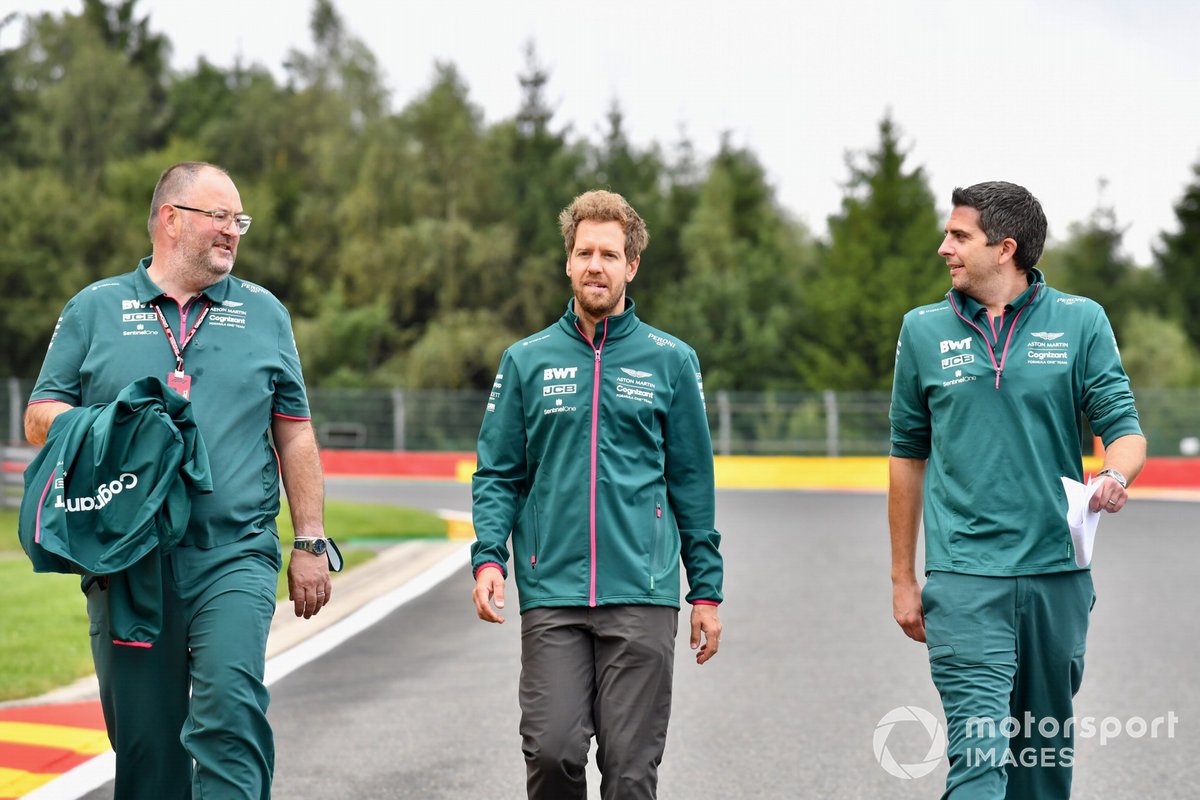 Sebastian Vettel, Aston Martin, recorre la pista con miembros de su equipo
