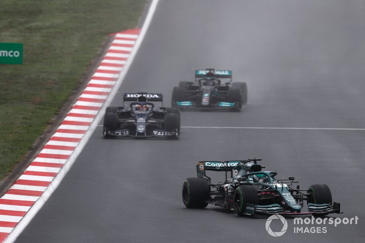 Lance Stroll, Aston Martin AMR21, Yuki Tsunoda, AlphaTauri AT02, e Lewis Hamilton, Mercedes W12