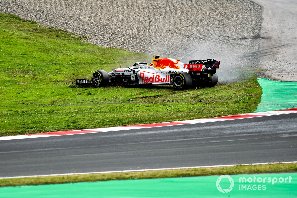 Sergio Perez, Red Bull Racing RB16B, fa un testacoda