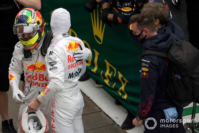 Max Verstappen, Red Bull Racing, 2ª posición, y Sergio Pérez, Red Bull Racing, 3ª posición, celebran en el Parc Ferme