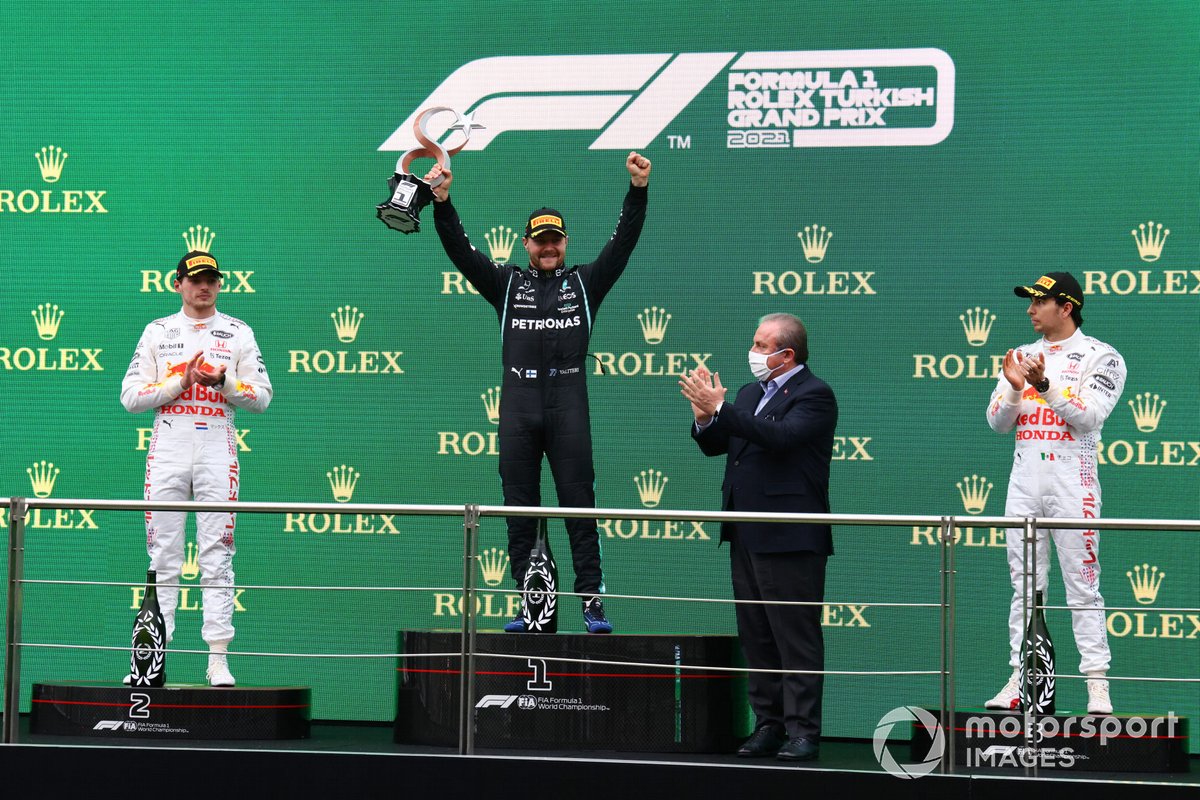 Podio: segundo lugar Max Verstappen, Red Bull Racing, ganador Valtteri Bottas, Mercedes, tercer lugar Sergio Pérez, Red Bull Racing