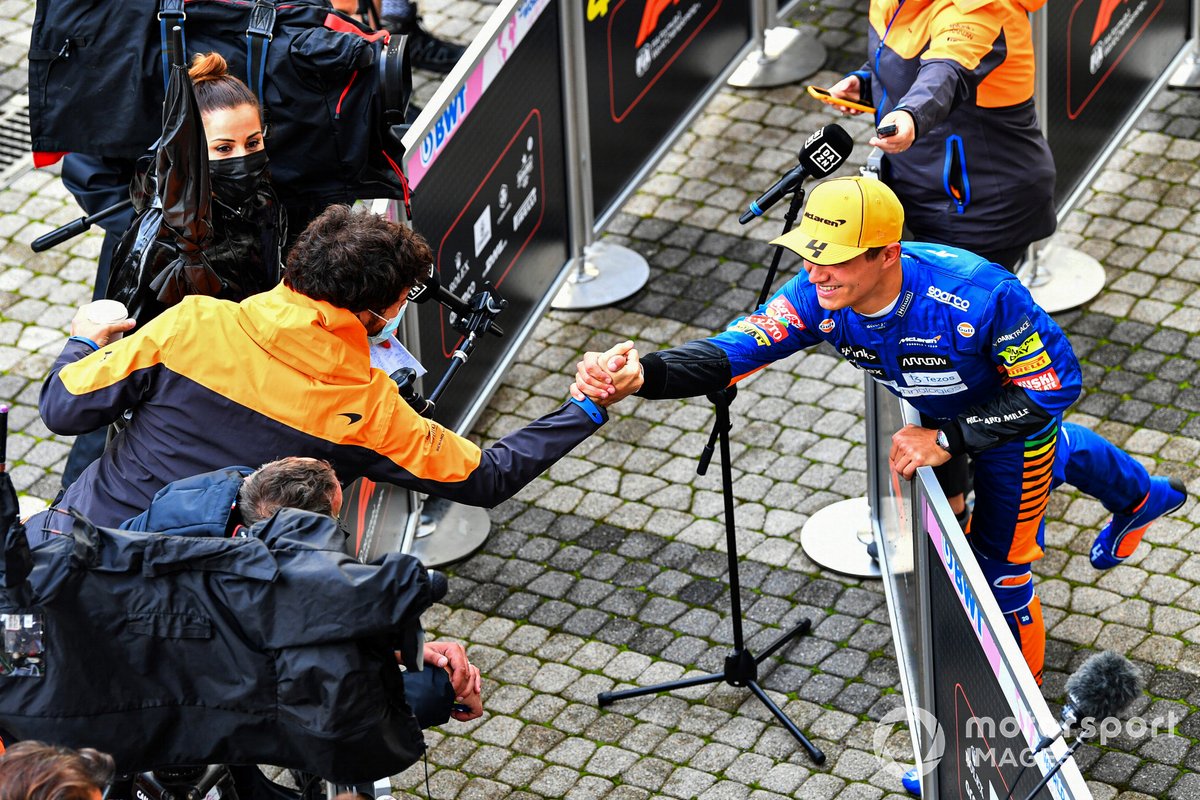 Daniel Ricciardo, McLaren, saluta il suo compagno di squadra Lando Norris, McLaren