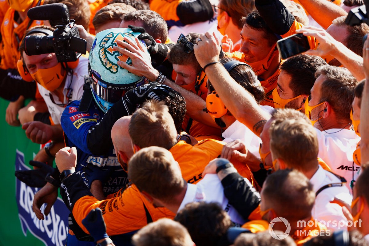 Ganador Daniel Ricciardo, McLaren, celebra con su equipo en el Parc Ferme