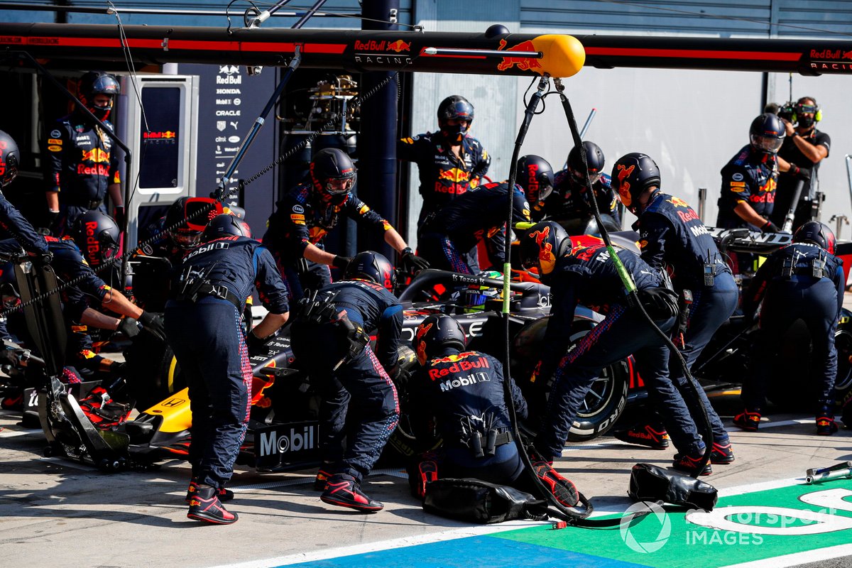 Sergio Pérez, Red Bull Racing RB16B, hace una parada en pits