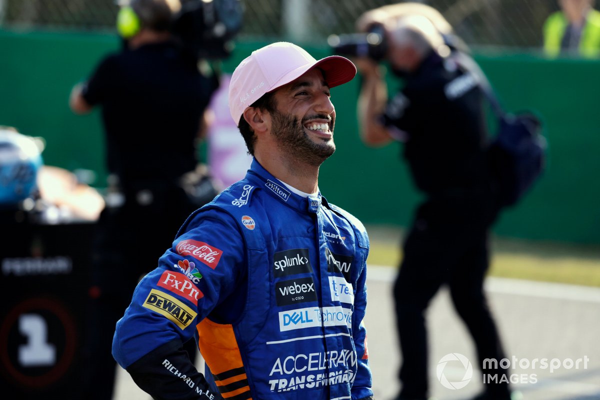 Tercer lugar de la carrera sprint Daniel Ricciardo, McLaren celebra