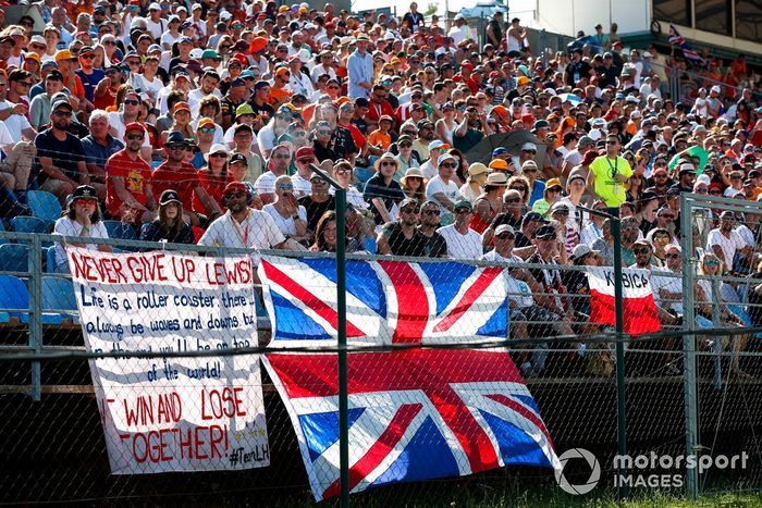Fans de Lewis Hamilton, de Mercedes, en la tribuna