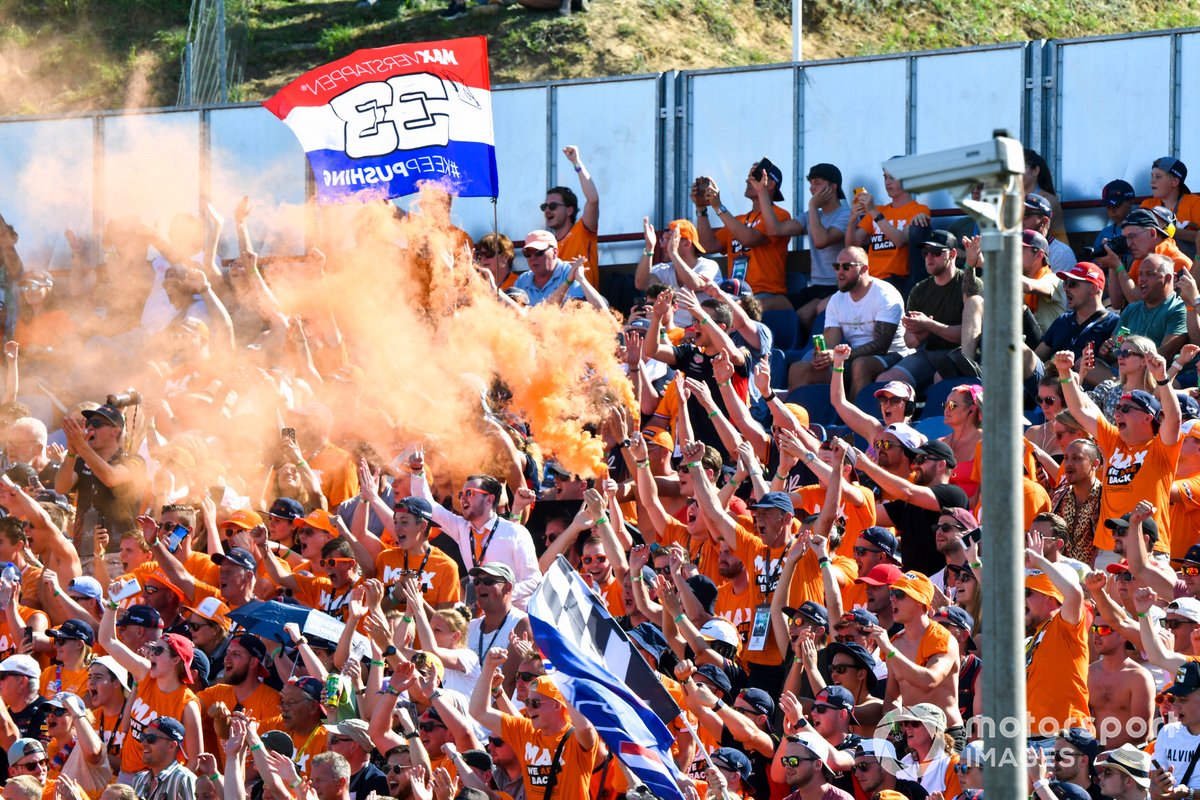 Fans de Max Verstappen en una grada