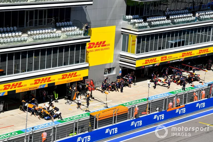 Daniel Ricciardo, McLaren MCL35M, vuelve al garaje