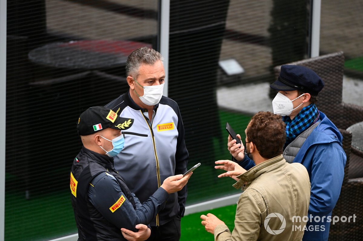 Mario Isola, director de carreras de Pirelli Motorsport, habla con los medios de comunicación