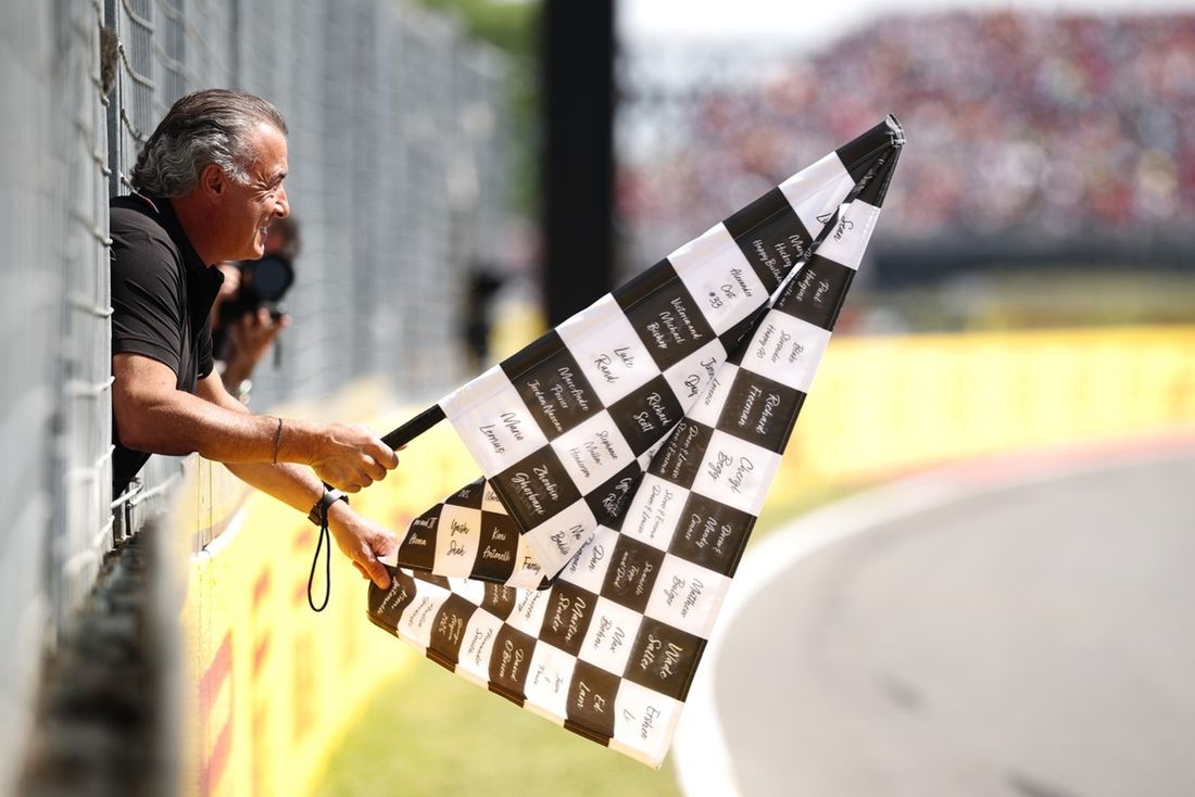 Jean Alesi ondea la bandera a cuadros 
