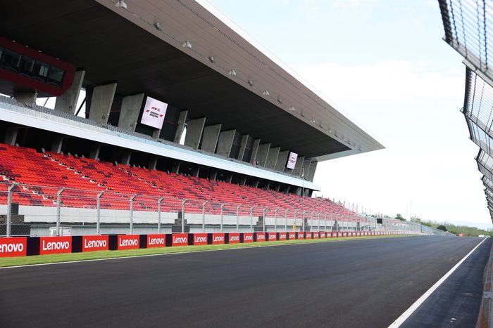 Vista general de la tribuna principal