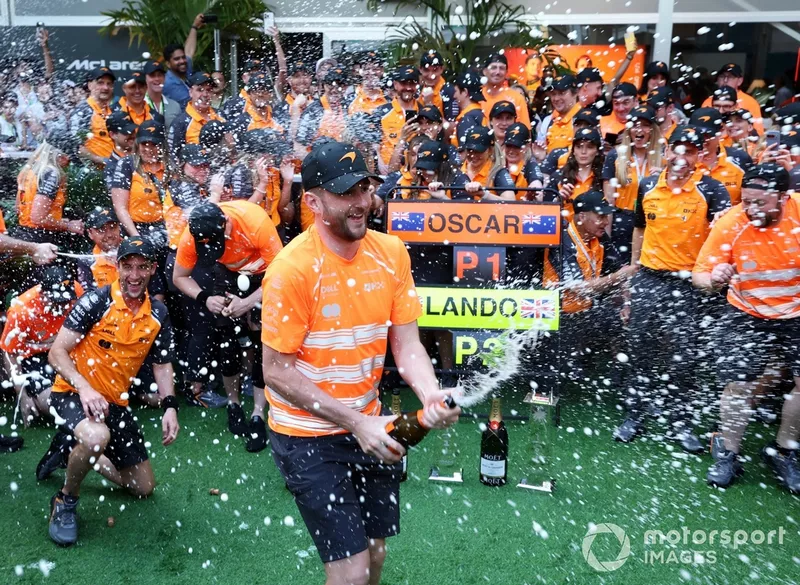 L'équipe McLaren célèbre la victoire 