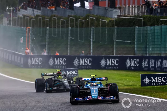 Pierre Gasly, Alpine A523, Lewis Hamilton, Mercedes F1 W14