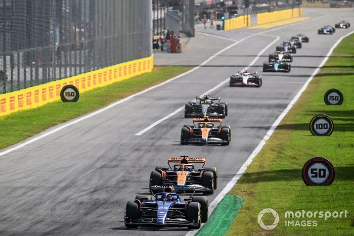 Alex Albon, Williams FW45, Oscar Piastri, McLaren MCL60, Lando Norris