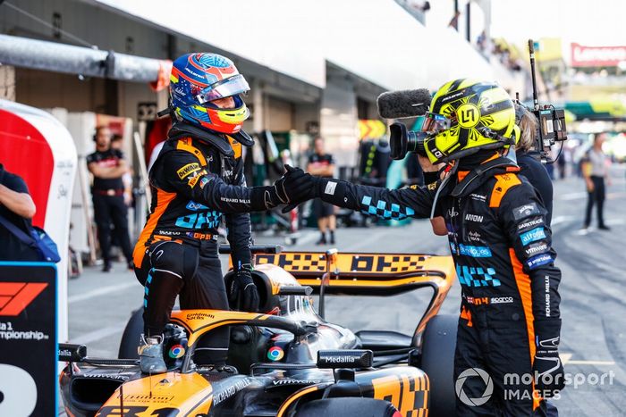Oscar Piastri, McLaren, y Lando Norris, McLaren, se felicitan en Parc Ferme tras la calificación