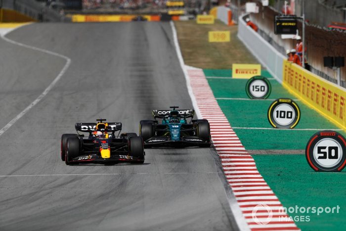 Max Verstappen, Red Bull Racing RB18, lidera a Lance Stroll, Aston Martin AMR22