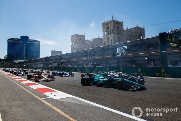 Arrancada Sebastian Vettel, Aston Martin AMR22, Yuki Tsunoda, AlphaTauri AT03, Lando Norris, McLaren MCL36, Fernando Alonso, Alpine A522