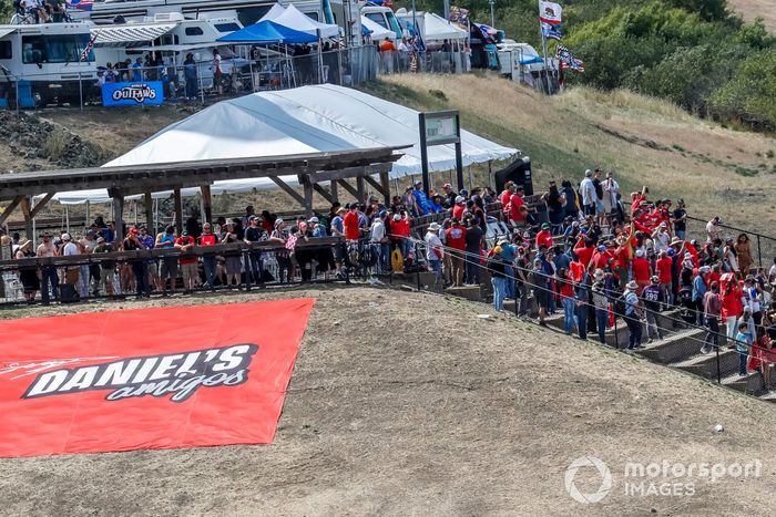 Los fans de Daniel Suárez, TrackHouse Racing, Onx Homes / Renu Chevrolet Camaro, Daniel's Amigos, celebran su victoria