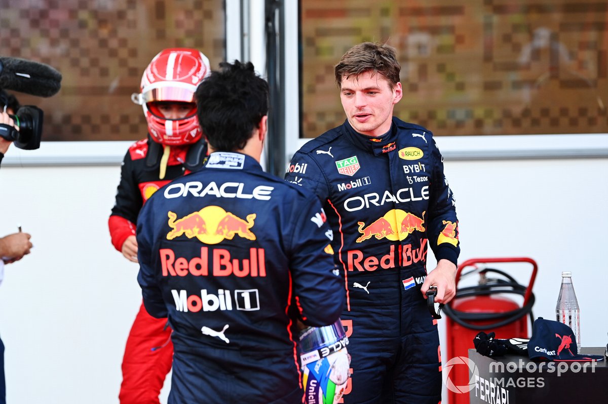 Sergio Perez, Red Bull Racing, Max Verstappen, Red Bull Racing, al Parc Ferme dopo le qualifiche