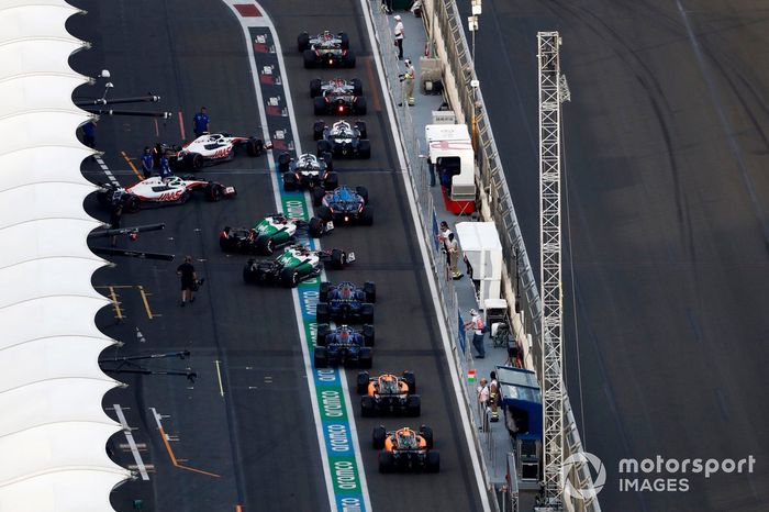 Los pilotos saliendo de boxes