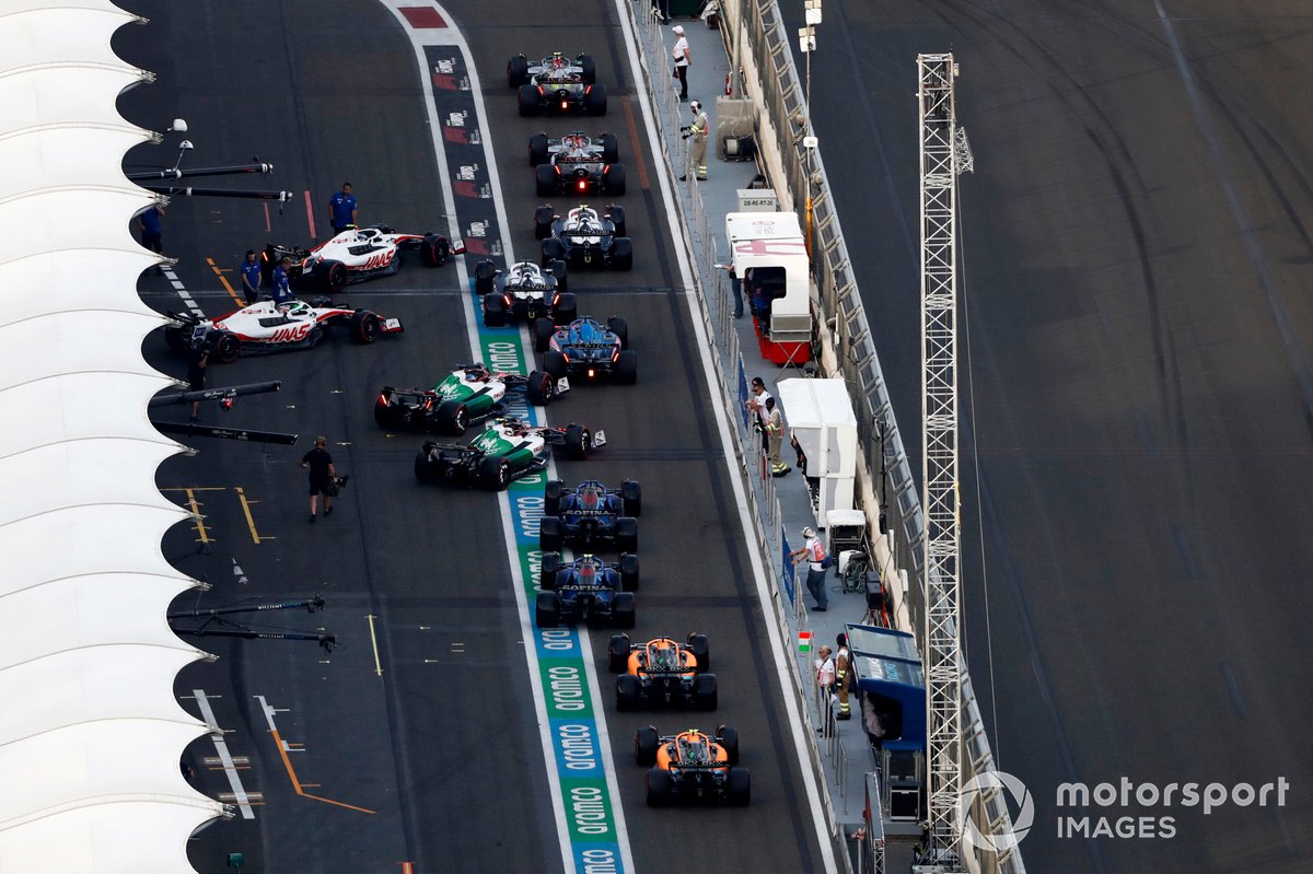 Los pilotos saliendo de boxes