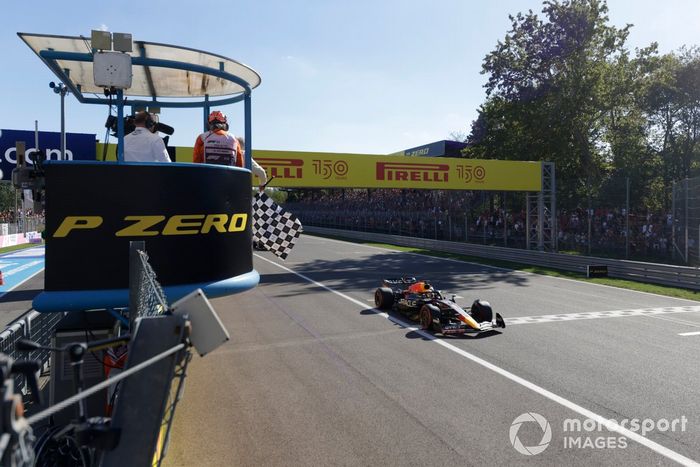 Max Verstappen, Red Bull Racing RB18, 1ª posición, toma la bandera a cuadros