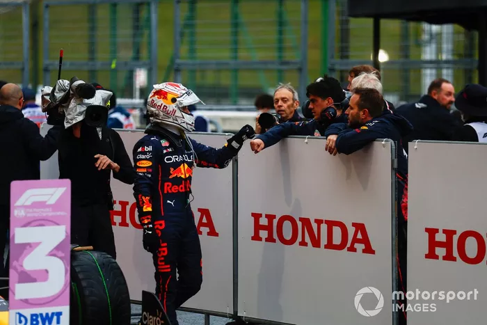 Max Verstappen, Red Bull Racing, 1ª posición, celebra en el Parc Ferme con sus compañeros de equipo