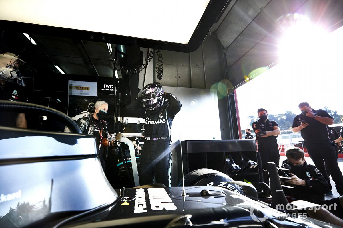 Lewis Hamilton, Mercedes-AMG F1, nel garage