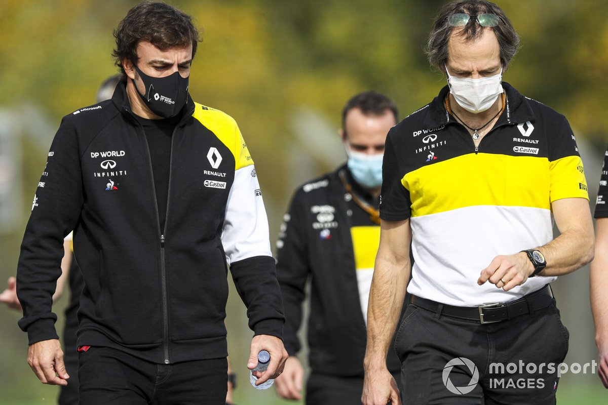 Fernando Alonso, Team Renault F1 cammina in pista con Ciaron Pilbeam, Chief Race Engineer, Team Renault F1