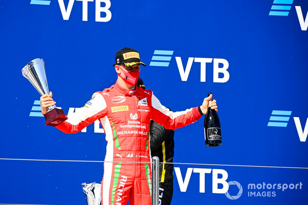 Mick Schumacher, Prema Racing festeggia sul podio con lo champagne