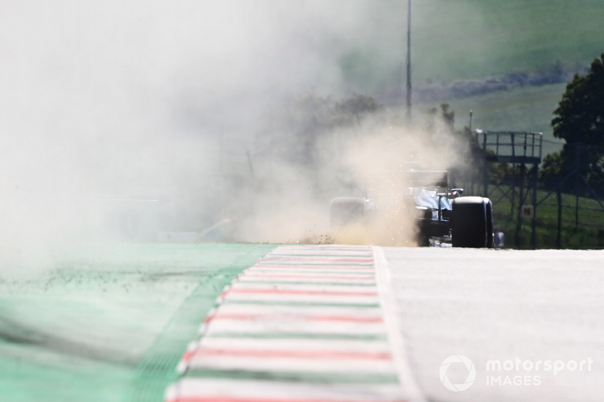 Daniil Kvyat, AlphaTauri AT01, fa salire polvere e scintille