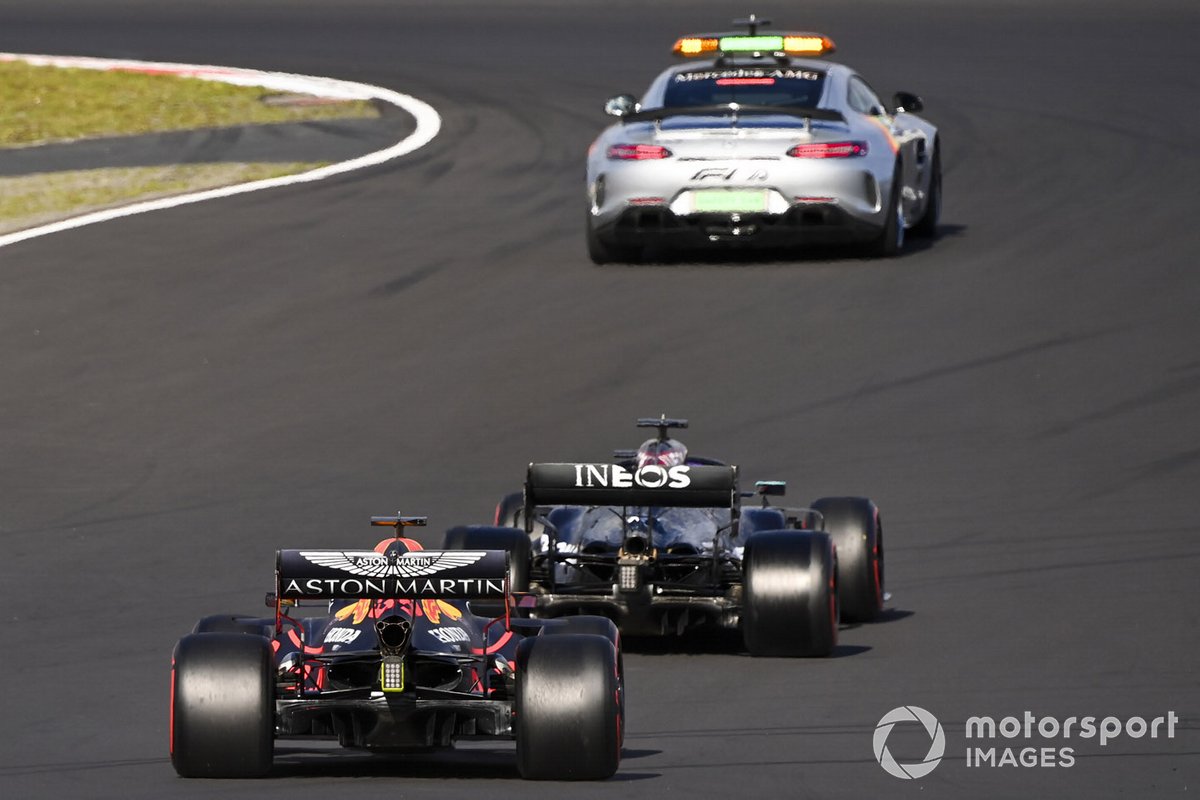 La Safety Car Lewis Hamilton, Mercedes F1 W11 e Max Verstappen, Red Bull Racing RB16