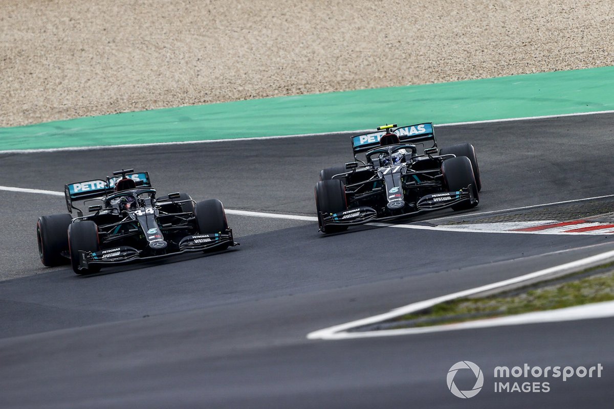Lewis Hamilton, Mercedes F1 W11, passa Valtteri Bottas, Mercedes F1 W11, che si ritira dalla gara per perdita di potenza del motore
