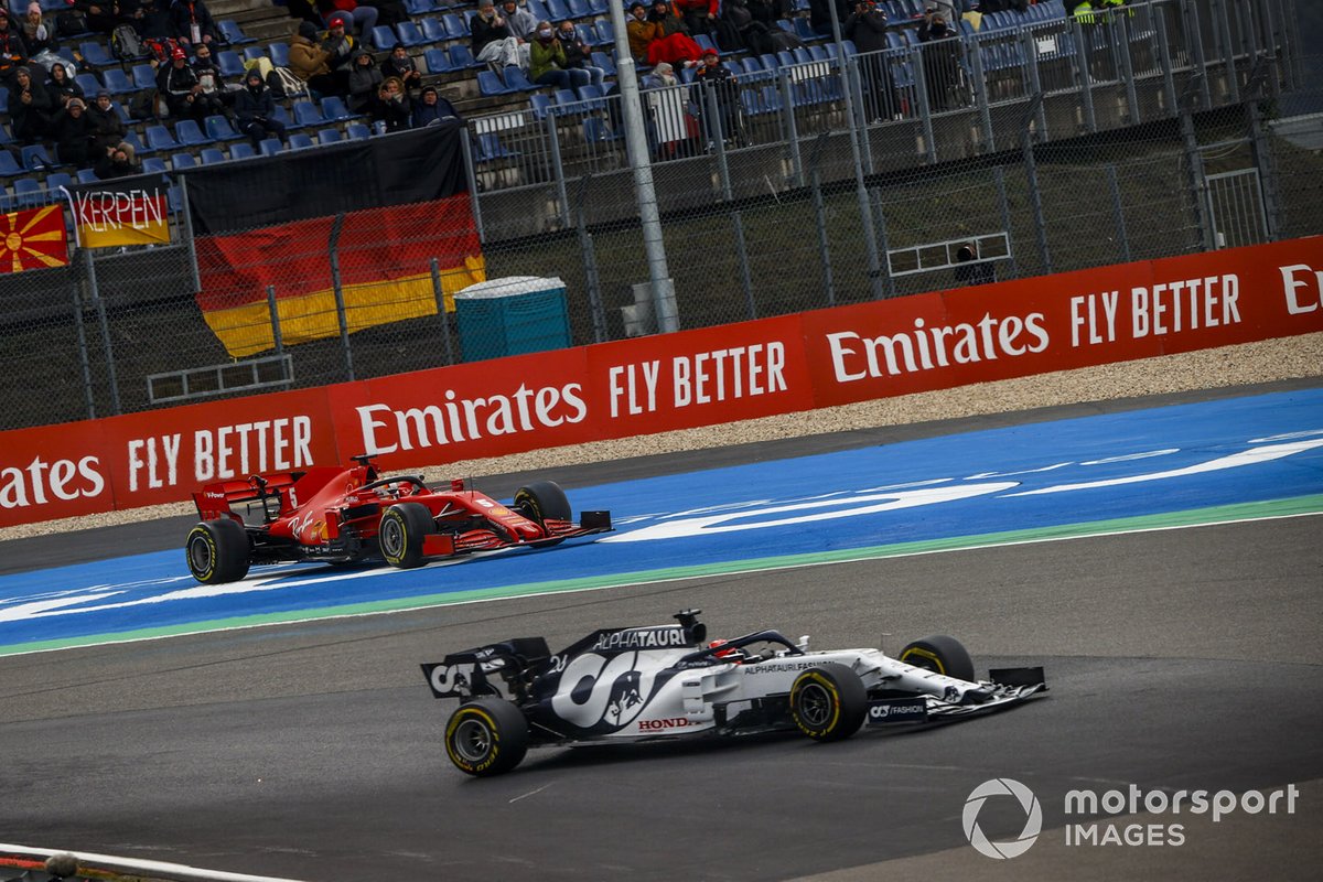 Daniil Kvyat, AlphaTauri AT01, pasa a Sebastian Vettel, Ferrari SF1000, que hace un trompo